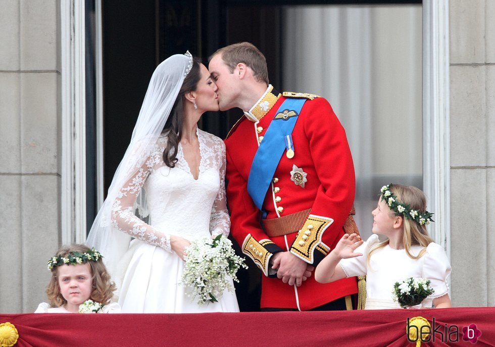 El Príncipe Guillermo y Kate Middleton se dan un beso en su boda
