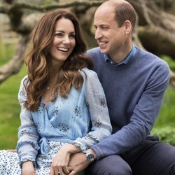 El Príncipe Guillermo y Kate Middleton posan muy enamorados en su décimo aniversario de boda