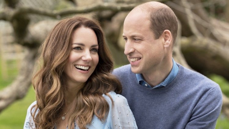 El Príncipe Guillermo y Kate Middleton posan muy enamorados en su décimo aniversario de boda