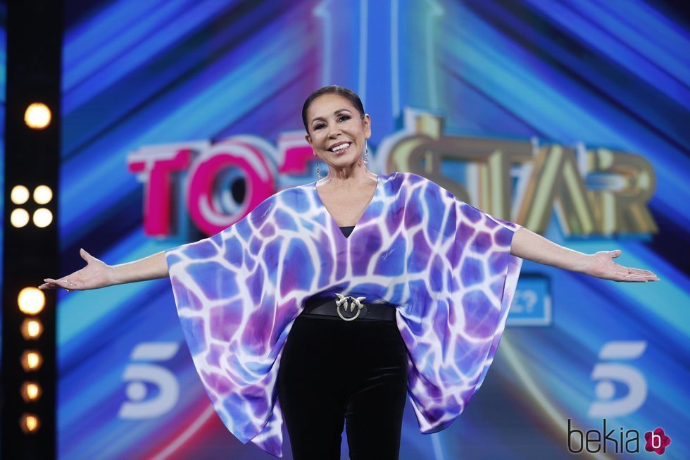 Isabel Pantoja, muy sonriente en la presentación de 'Top Star'