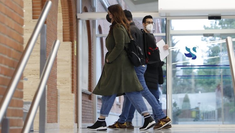 Marisa Jara entra al hospital con su pareja para ser intervenida