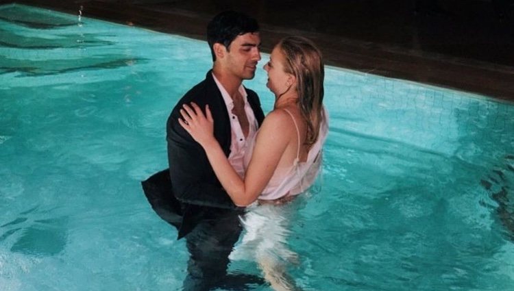 Joe Jonas y Sophie Turner en la piscina el día de su boda en Las Vegas
