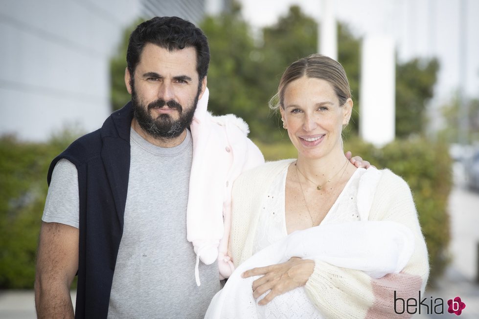 Carola Baleztena y Emiliano Suárez presentan a su primera hija