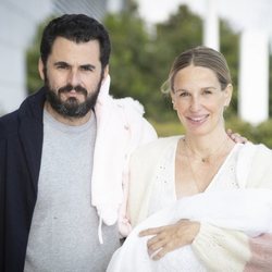 Carola Baleztena y Emiliano Suárez presentan a su primera hija