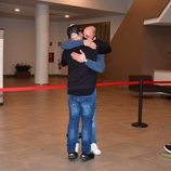 Kiko Rivera y Antonio Tejado se funden en un abrazo en el tanatorio tras la muerte de Juan Carlos Tejado