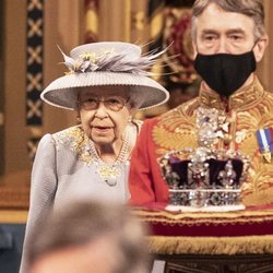 La Reina Isabel sigue a la Corona Imperial en la Apertura del Parlamento 2021