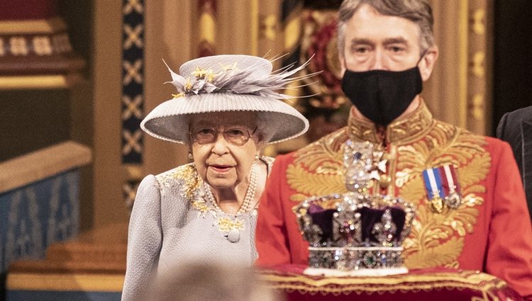 La Reina Isabel sigue a la Corona Imperial en la Apertura del Parlamento 2021