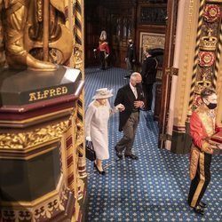 La Reina Isabel y el Príncipe Carlos siguen a la Corona Imperial en la Apertura del Parlamento 2021