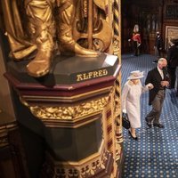 La Reina Isabel y el Príncipe Carlos siguen a la Corona Imperial en la Apertura del Parlamento 2021