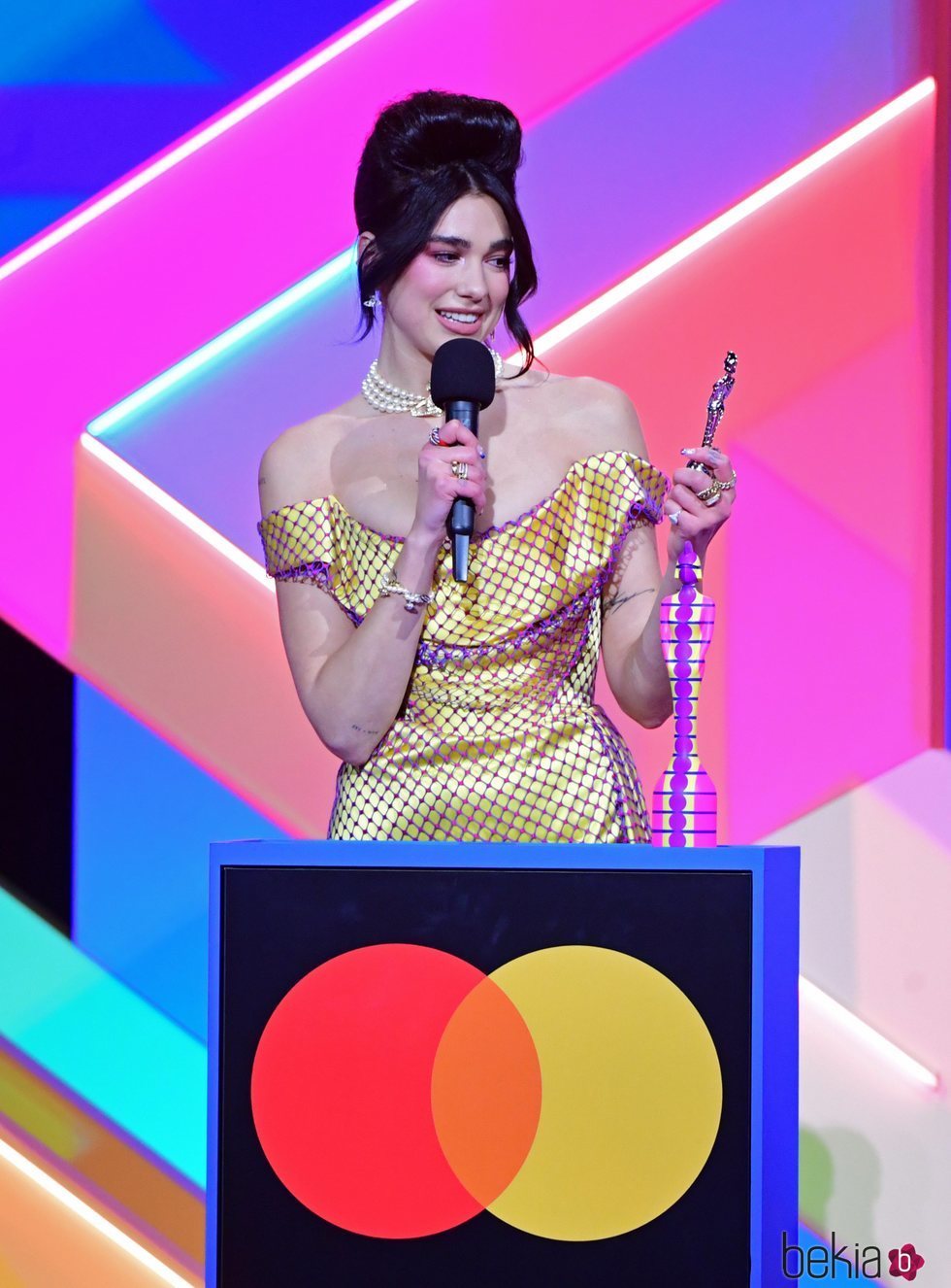Dua Lipa recoge su premio en los Brit Awards 2021