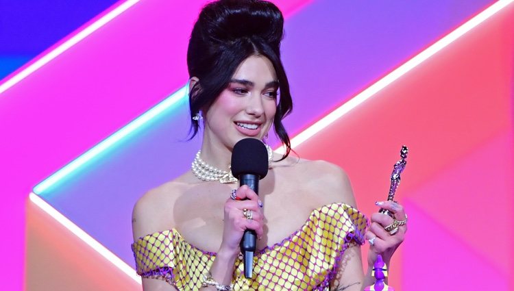 Dua Lipa recoge su premio en los Brit Awards 2021