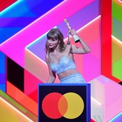 Taylor Swift recoge su premio en los Brit Awards 2021