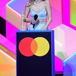 Taylor Swift es fotografiada recogiendo su premio en los Brit Awards 2021