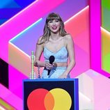 Taylor Swift es fotografiada recogiendo su premio en los Brit Awards 2021