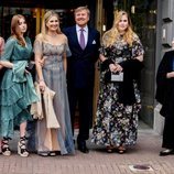 Beatriz de Holanda junto a Guillermo Alejandro y Máxima de Holanda y sus hijas Amalia, Alexia y Ariane en el concierto por el 50 cumpleaños de Máxima de Ho
