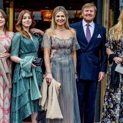 Guillermo Alejandro y Máxima de Holanda y sus hijas Amalia, Alexia y Ariane de Holanda en el concierto por el 50 cumpleaños de Máxima de Holanda