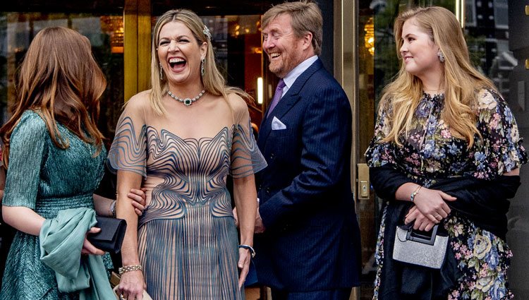 Máxima de Holanda riéndose junto a Guillermo Alejandro de Holanda y sus hijas Amalia y Alexia de Holanda en el concierto por su 50 cumpleaños