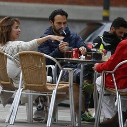 María Patiño y Ricardo Rodríguez Olivares tomando algo en una terraza