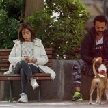 María Patiño mira el móvil mientras Ricardo Rodríguez Olivares juega con su perra