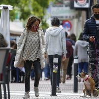 María Patiño y Ricardo Rodríguez Olivares pasean con su perra Beige