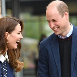 El Príncipe Guillermo y Kate Middleton riéndose en su visita a The Way Youth Zone