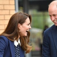 El Príncipe Guillermo y Kate Middleton riéndose en su visita a The Way Youth Zone