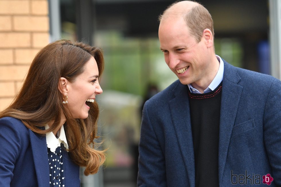 El Príncipe Guillermo y Kate Middleton riéndose en su visita a The Way Youth Zone