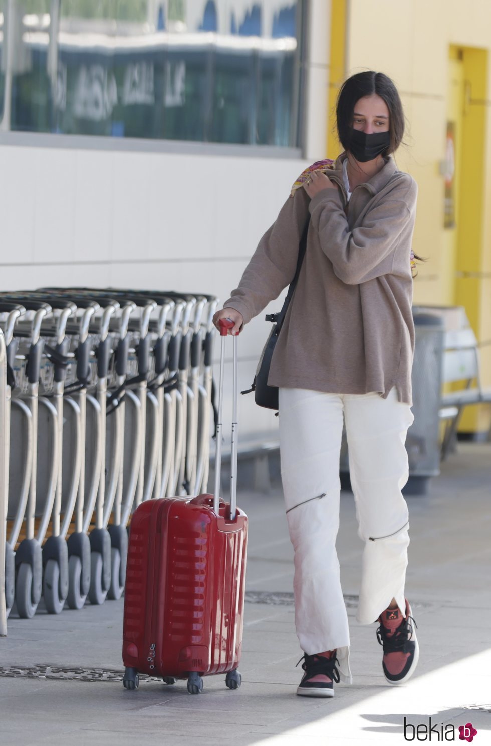 Victoria Federica en el aeropuerto de Ibiza al final de su escapada con Jorge Bárcenas