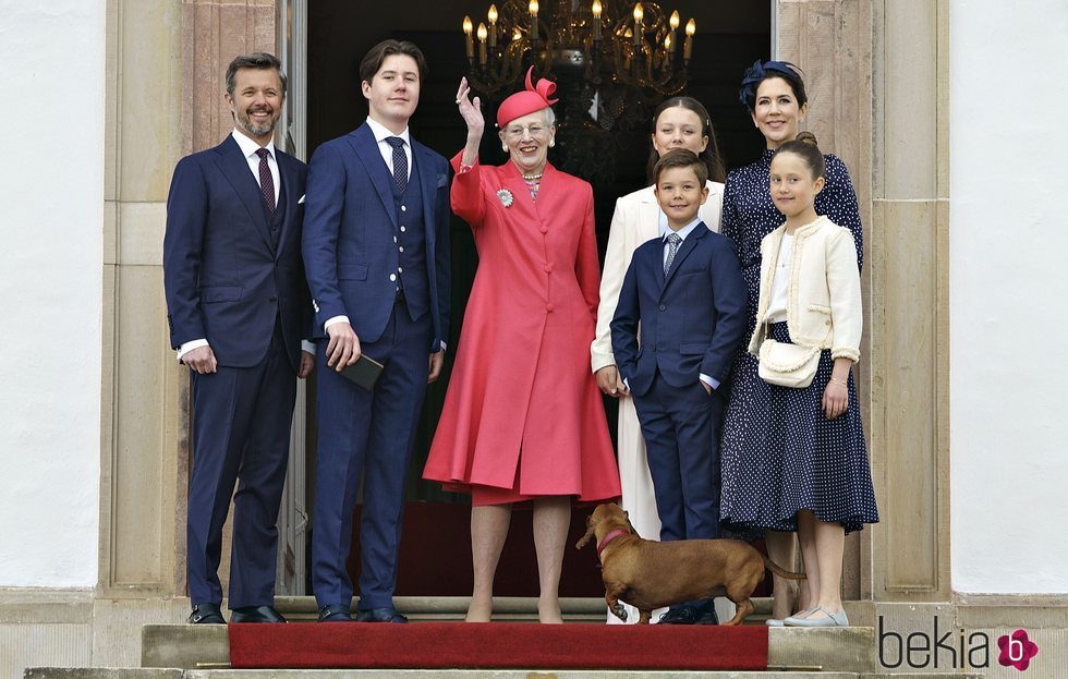Margarita de Dinamarca con Federico y Mary de Dinamarca y sus hijos Christian, Isabel, Vicente y Josefina en la Confirmación de Christian de Dinamarca