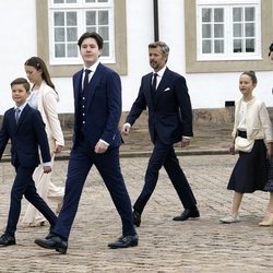 Christian de Dinamarca en su Confirmación con sus padres Federico y Mary de Dinamarca y sus hermanos Isabel, Vicente y Josefina de Dinamarca
