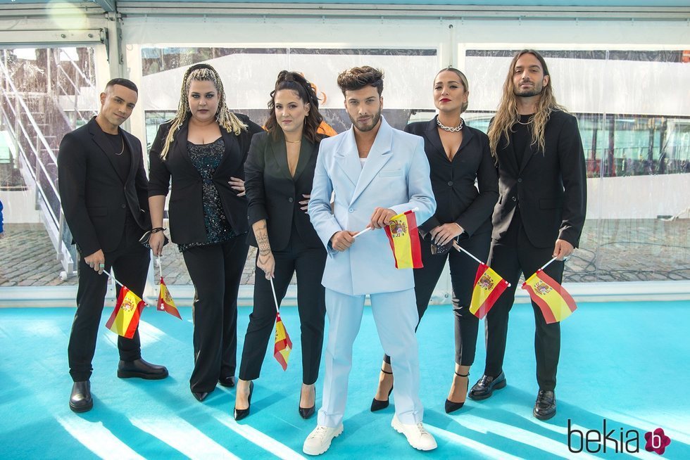 Blas Cantó con sus compañeros en la 'Alfombra Turquesa' de Eurovisión 2021