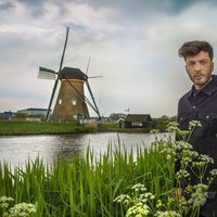 Blas Cantó con los molinos de Rotterdam en Eurovisión 2021