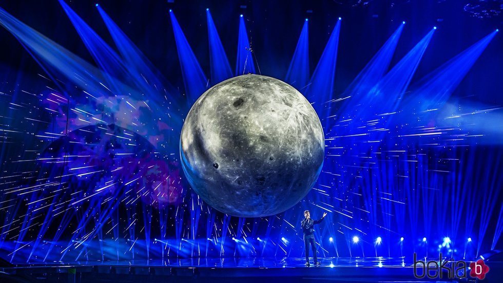 Blas Cantó sobre el escenario interpretando 'Voy a quedarme' en el primer ensayo de Eurovisión 2021