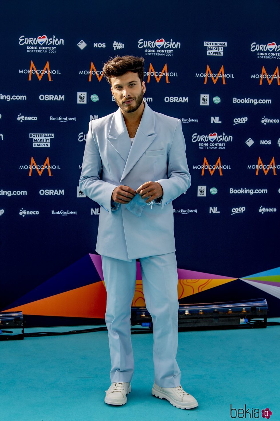 Blas Cantó posando en la alfombra 'turquesa' de Eurovisión 2021