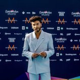 Blas Cantó posando en la alfombra 'turquesa' de Eurovisión 2021