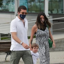Benji Aparicio, Laura Matamoros y su hijo Matías a la salida de un restaurante en Madrid