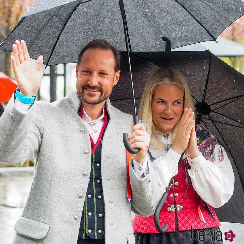 Los Príncipe Haakon y Mette-Marit de Noruega celebrando el Día Nacional 2021