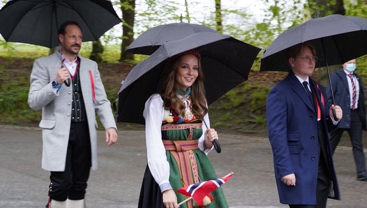 El Príncipe Haakon de Noruega con sus hijos Ingrid y Sverre Magnus en el Día Nacional 2021