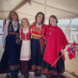 Marta Luisa de Noruega y sus hijas en el Día Nacional de Noruega 2021