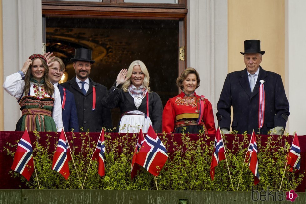 Harald y Sonia de Noruega, Haakon y Mette-Marit de Noruega, Ingrid Alexandra y Sverre Magnus de Noruega en el Dia Nacional de Noruega 2021