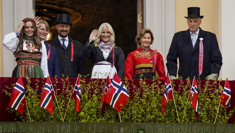 Harald y Sonia de Noruega, Haakon y Mette-Marit de Noruega, Ingrid Alexandra y Sverre Magnus de Noruega en el Dia Nacional de Noruega 2021