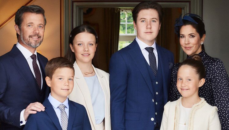 Federico y Mary de Dinamarca con sus cuatro hijos en la Confirmación de Christian de Dinamarca