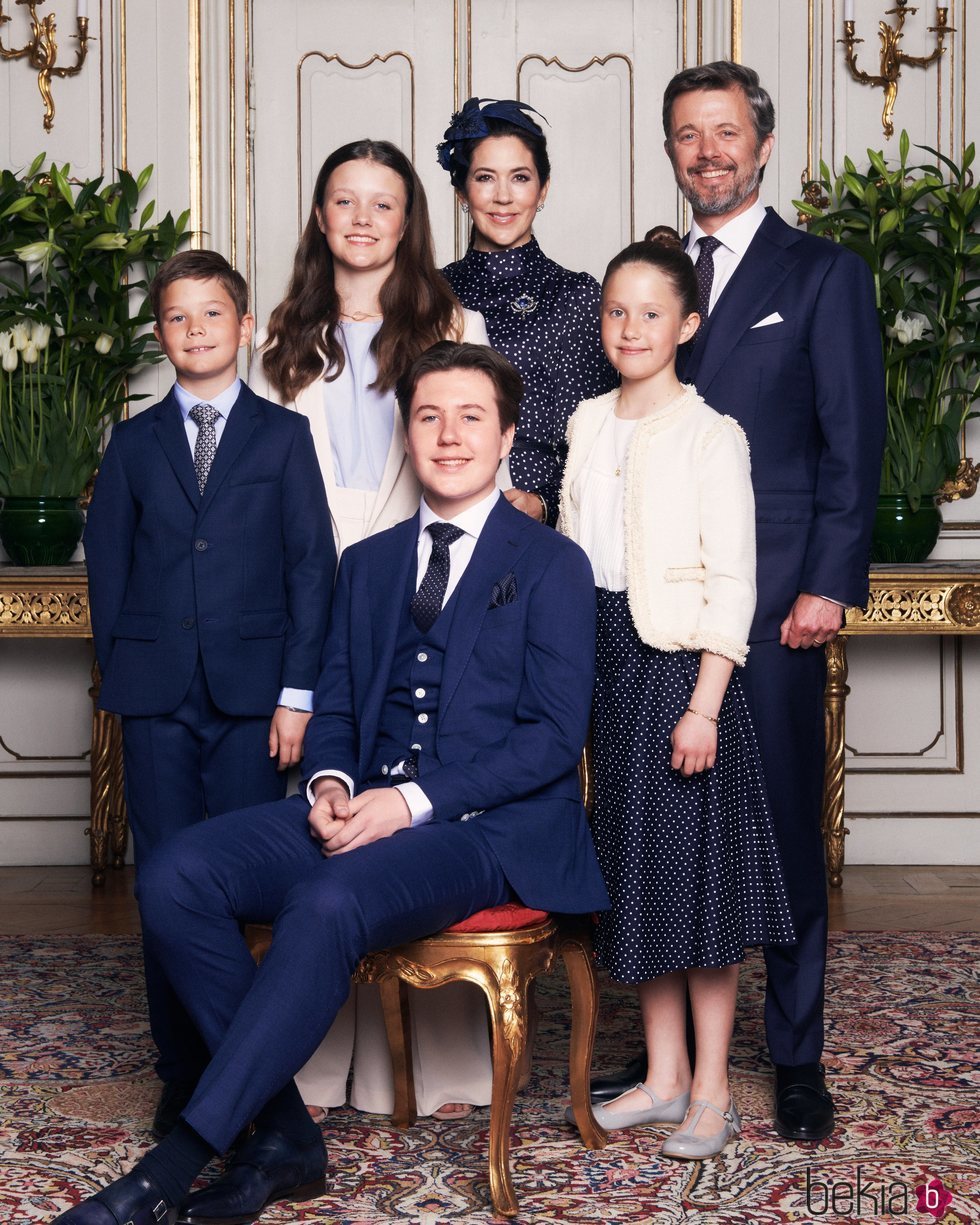 Federico y Mary de Dinamarca con sus hijos Christian, Isabel, Vicente y Josefina en la Confirmación de Christian de Dinamarca
