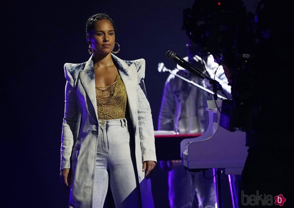 Alicia Keys durante su actuación en los Billboard Music Awards 2021