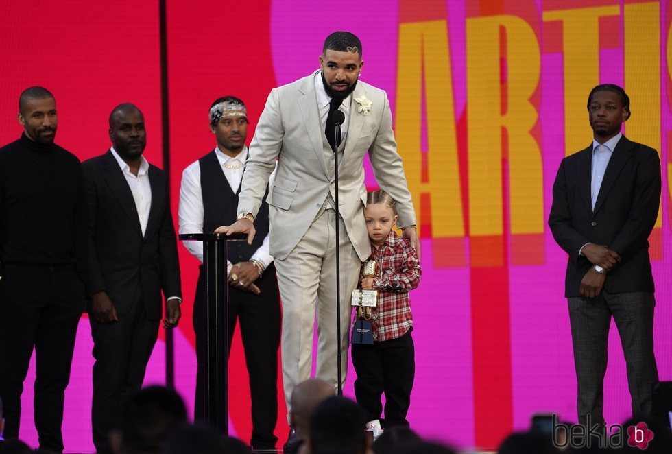 Drake recoge su premio en los Billboard Music Awards 2021 junto a su hijo