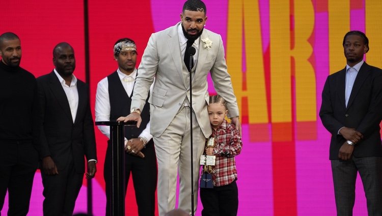 Drake recoge su premio en los Billboard Music Awards 2021 junto a su hijo