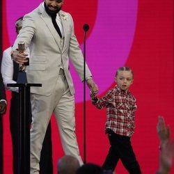 Drake junto a su hijo en los Billboard Music Awards 2021 recogiendo su premio