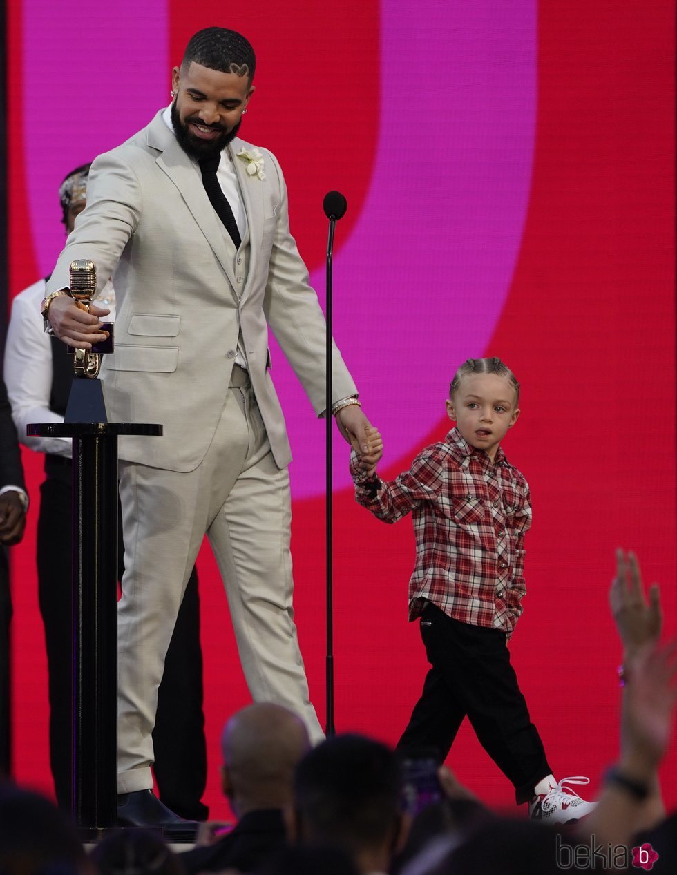 Drake junto a su hijo en los Billboard Music Awards 2021 recogiendo su premio