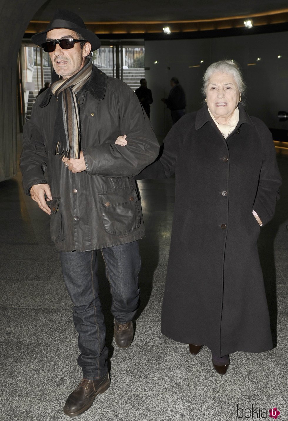 Micky Molina con su madre Ángela Tejedor en el funeral de Tony Leblanc