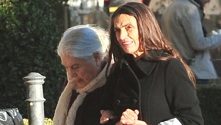 Ángela Molina con su madre Ángela Tejedor dando un paseo por Madrid